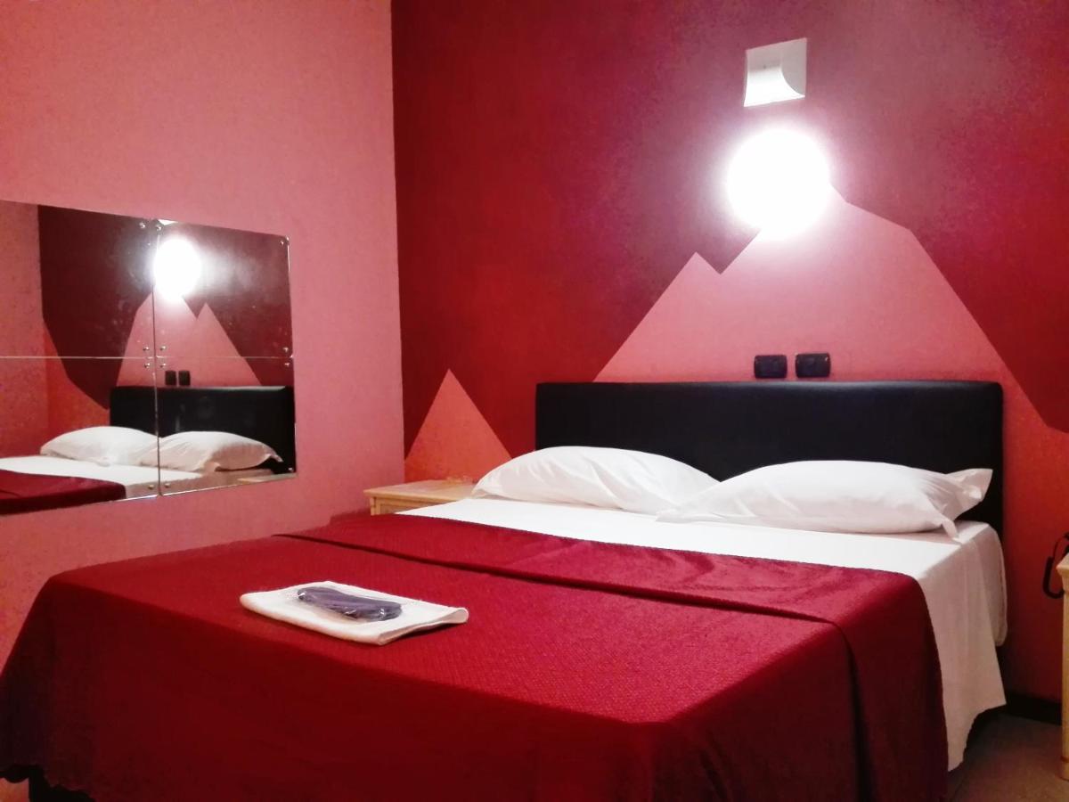 Hotel Motel Est ペスキエーラ・ボッロメーオ エクステリア 写真