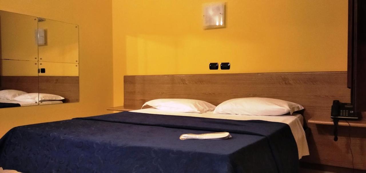 Hotel Motel Est ペスキエーラ・ボッロメーオ エクステリア 写真