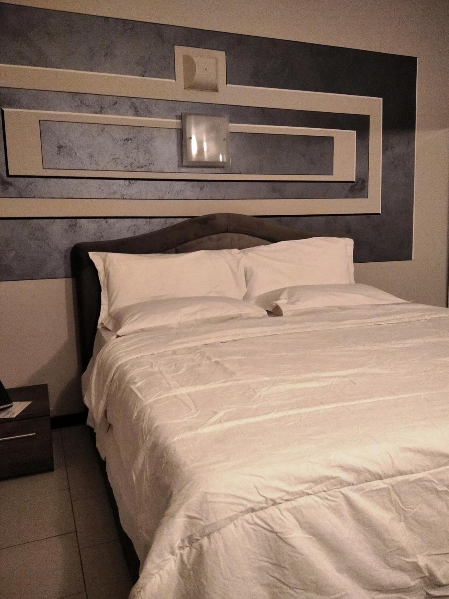 Hotel Motel Est ペスキエーラ・ボッロメーオ エクステリア 写真